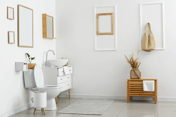 Interior Kamar Kecil Cahaya Dengan Toilet Mangkuk Dan Dada Laci — Stok Foto