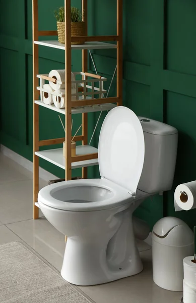 Toilet Mangkuk Dan Unit Rak Dekat Dinding Hijau — Stok Foto