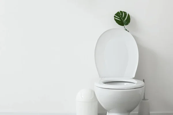 Biała Muszla Klozetowa Pobliżu Ściany Światła Toalecie — Zdjęcie stockowe
