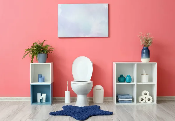 Интерьер Стильного Современного Туалета Розовой Стеной — стоковое фото