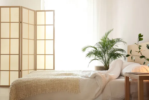 Stilvoller Klappbildschirm Schlafzimmer — Stockfoto