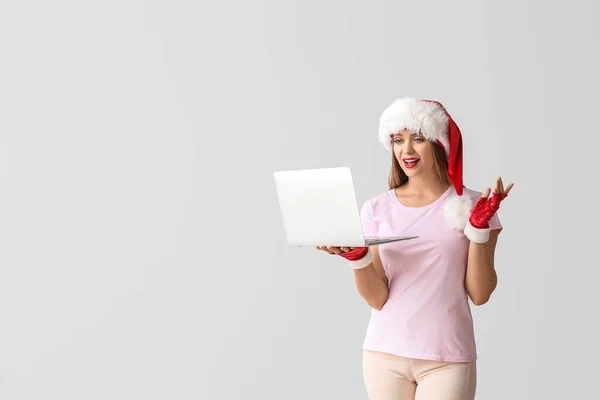 Bella Giovane Donna Cappello Babbo Natale Con Computer Portatile Sfondo — Foto Stock
