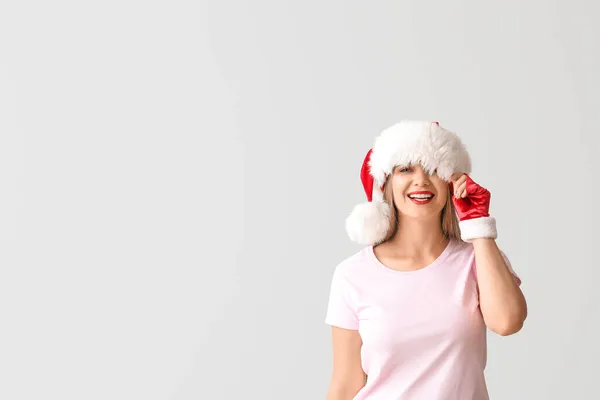 Joyeux Jeune Femme Chapeau Père Noël Sur Fond Gris — Photo
