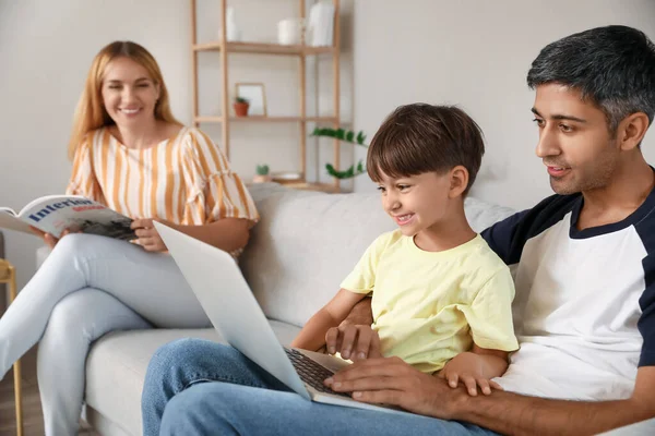 Liten Pojke Med Sin Far Använder Laptop Soffan Hemma — Stockfoto