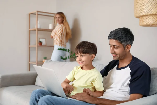 Little Boy His Father Using Laptop Sofa Home — Stock Photo, Image