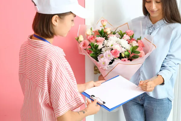 Woman Receiving Bouquet Flowers Courier — Stock Photo, Image