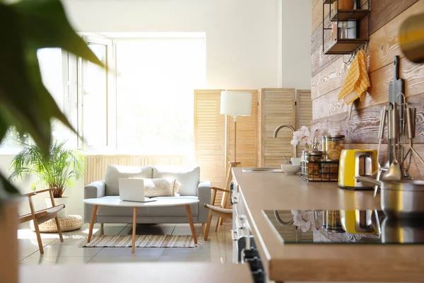 現代的なキッチン付きのスタジオアパートメント — ストック写真