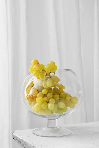 Glas Mit Süßen Trauben Auf Dem Tisch Zimmer — Stockfoto