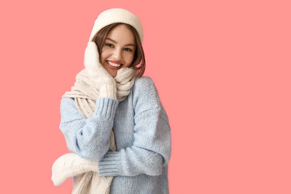 穿着有色彩背景的时髦冬季服装的年轻女子 — 图库照片