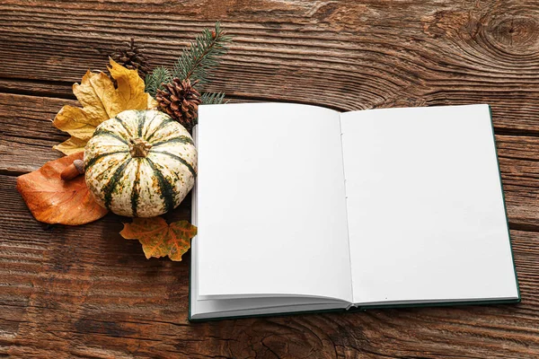 Libro Abierto Con Páginas Blanco Decoración Otoñal Sobre Fondo Madera —  Fotos de Stock