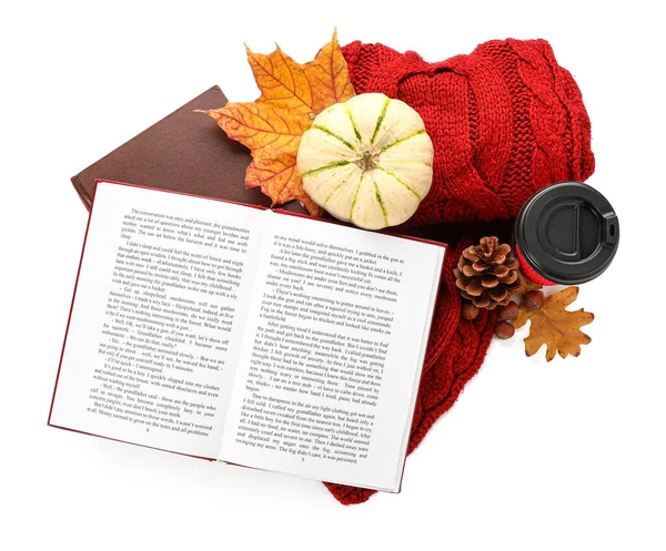 Otevřená Kniha Podzimní Dekor Svetr Papírový Kelímek Nápojem Bílém Pozadí — Stock fotografie