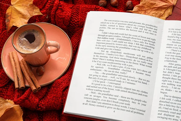 Otevřená Kniha Šálek Kávy Podzimní Dekor Textilním Pozadí — Stock fotografie