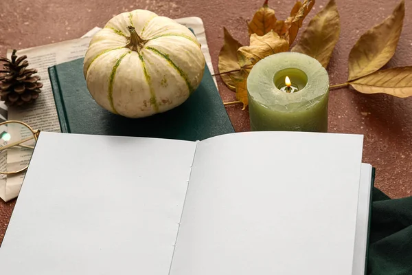 Otevřená Kniha Prázdnými Stránkami Dýní Hořící Svíčkou Podzimní Výzdobou Barevném — Stock fotografie