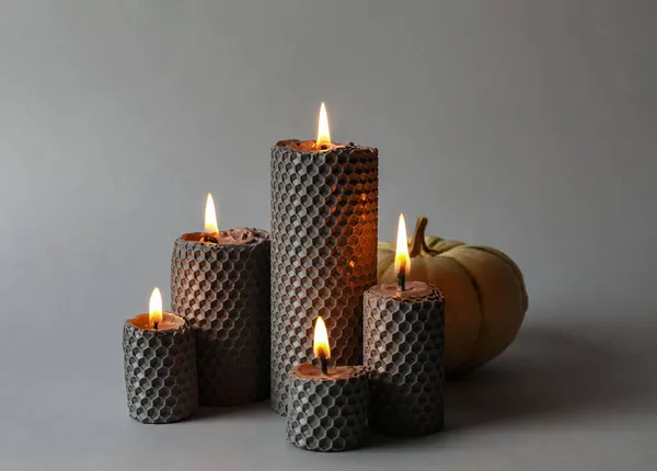 Mooie Brandende Kaarsen Pompoen Donkere Achtergrond — Stockfoto