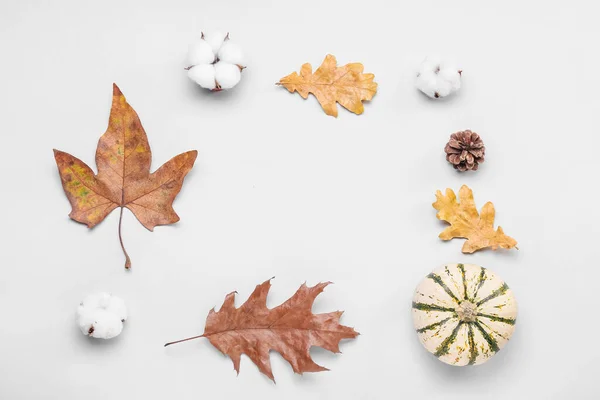 Cadre Fleurs Coton Feuilles Tombées Citrouille Sur Fond Clair — Photo