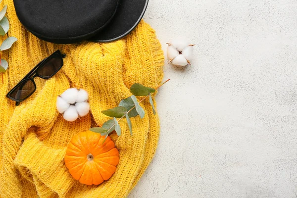 Composição Outono Com Suéter Elegante Acessórios Fundo Claro — Fotografia de Stock