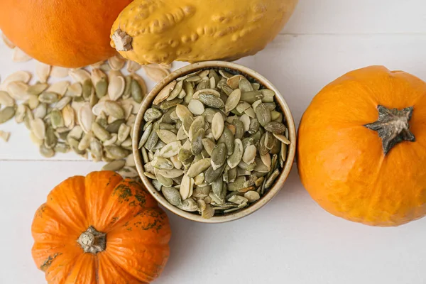 Bol Avec Graines Citrouille Légumes Frais Sur Fond Bois Blanc — Photo