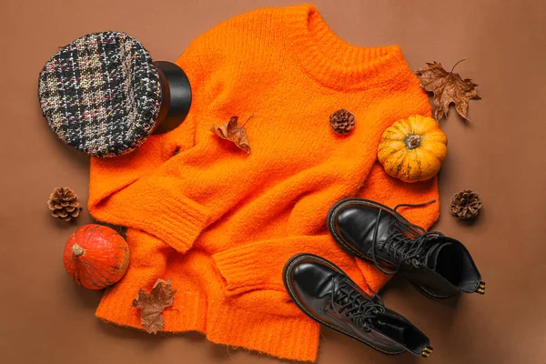 Camisola Elegante Chapéu Sapatos Decoração Outono Fundo Cor — Fotografia de Stock