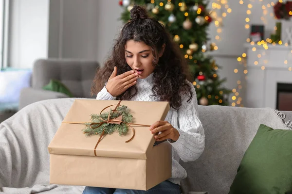 Mulher Feliz Abrindo Presente Natal Casa — Fotografia de Stock