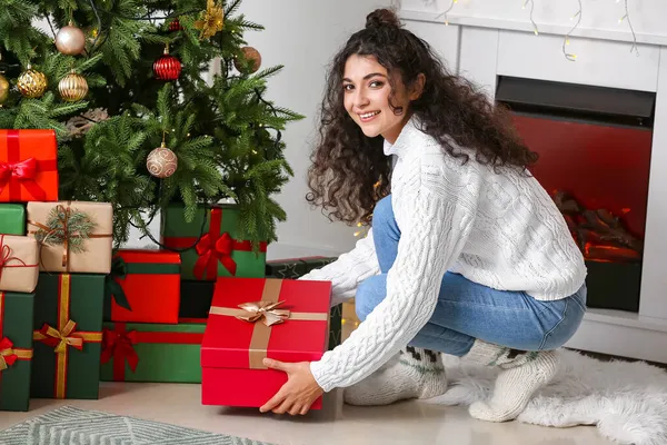 Vrouw Zet Cadeau Onder Kerstboom Woonkamer — Stockfoto