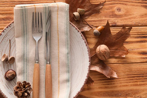 木製の背景にテーブルの設定と秋の装飾と構成 — ストック写真