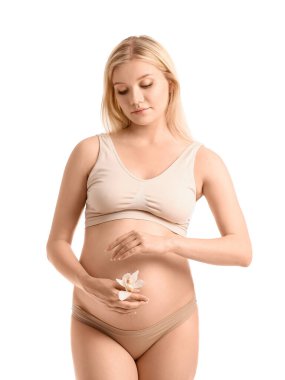 Beyaz arka planda orkide çiçeği olan güzel hamile bir kadın.