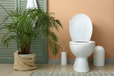 Temiz modern tuvaletin içi.