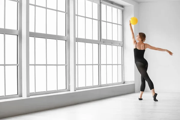 Mooie Jonge Vrouw Doet Gymnastiek Met Bal Sportschool — Stockfoto