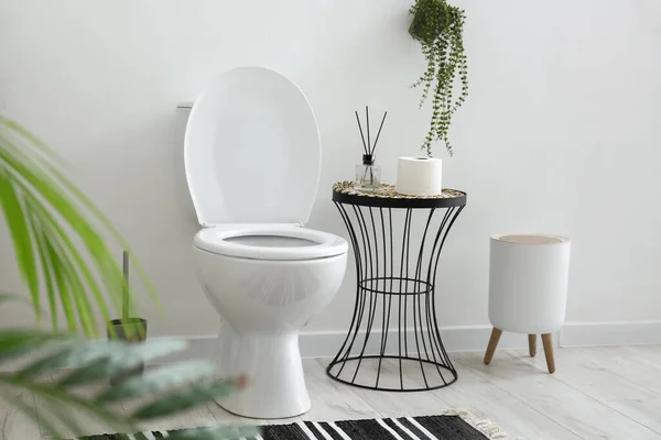Toilet Mangkuk Meja Dengan Aksesoris Kamar Mandi Dan Tempat Sampah — Stok Foto