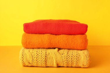 Renkli arka planda sonbahar kıyafetleri yığını