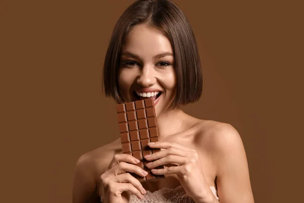 Hermosa Mujer Con Chocolate Dulce Fondo Color — Foto de Stock