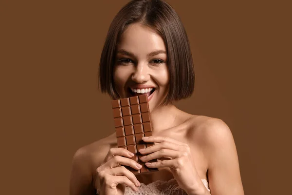 Mulher Bonita Com Chocolate Doce Fundo Cor — Fotografia de Stock