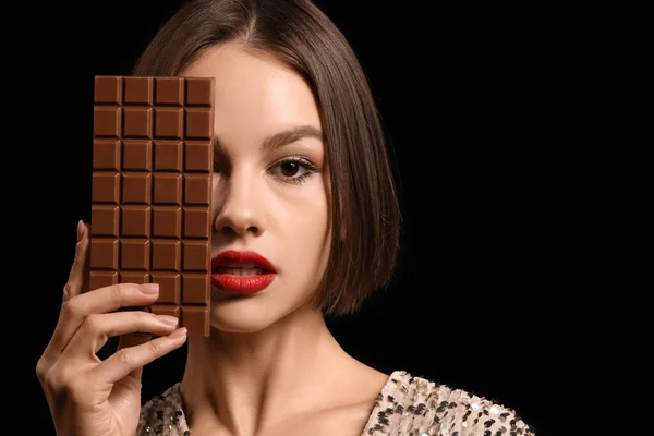 Belle Femme Avec Chocolat Doux Sur Fond Sombre — Photo