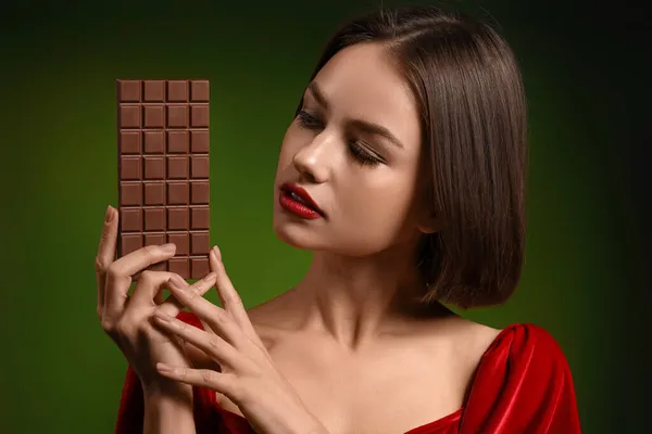 Mulher Bonita Com Chocolate Doce Fundo Escuro — Fotografia de Stock