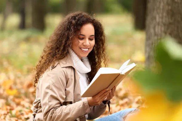 Šťastná Afroamerická Žena Čte Knihu Podzimním Parku — Stock fotografie