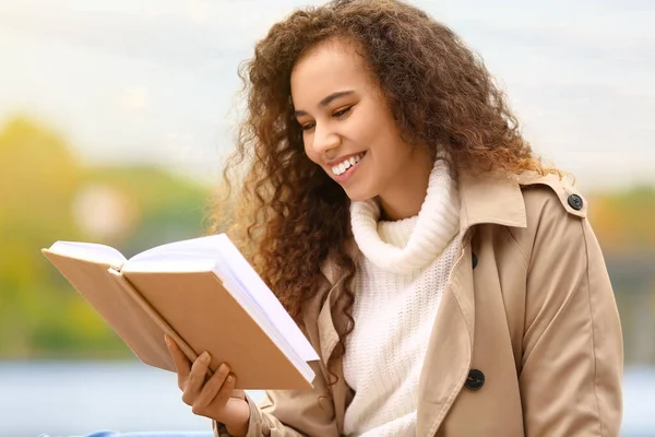 美しいアフリカ系アメリカ人女性が屋外で本を読む — ストック写真
