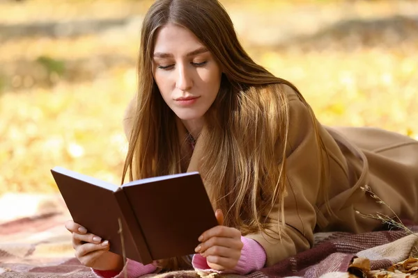 Krásná Žena Čtení Knihy Kostkované Podzimním Parku — Stock fotografie