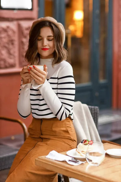 Hermosa Mujer Con Taza Café Cafetería Calle — Foto de Stock