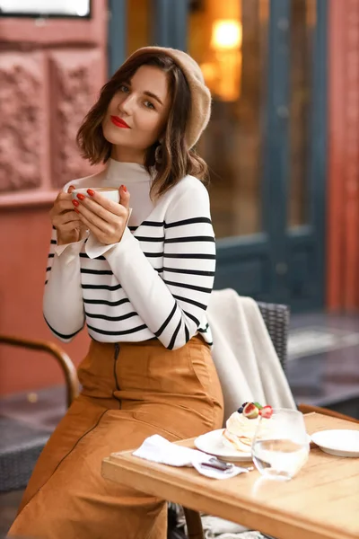 Joven Mujer Moda Con Taza Café Cafetería Calle — Foto de Stock
