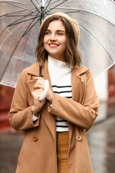Mujer Feliz Con Paraguas Caminando Día Lluvioso Otoño — Foto de Stock