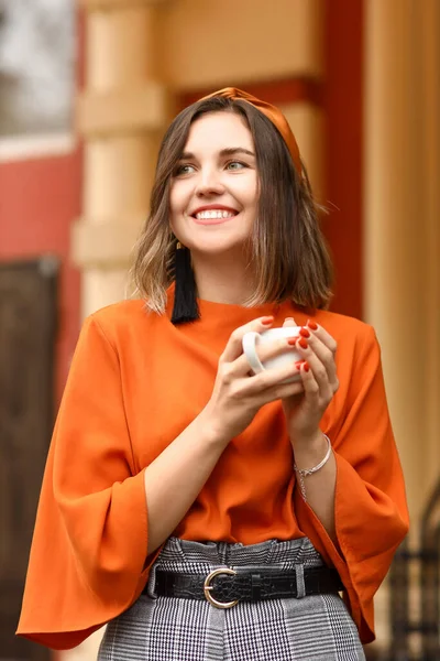 Retrato Mujer Moda Con Taza Café Aire Libre — Foto de Stock