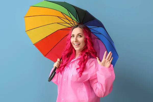Vacker Kvinna Regnrock Och Med Paraply Färg Bakgrund — Stockfoto
