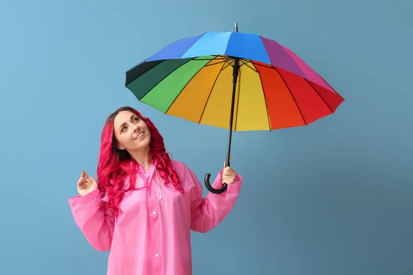 Красивая Женщина Плаще Зонтиком Цветном Фоне — стоковое фото
