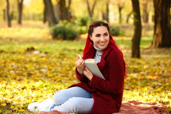 Mulher Bonita Com Casaco Quente Livro Parque Outono — Fotografia de Stock
