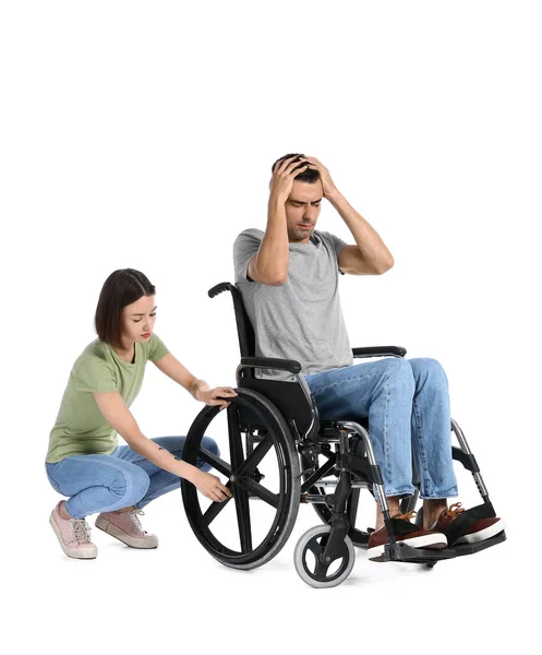 Νεαρή Γυναίκα Και Σύζυγός Της Έχουν Πρόβλημα Αναπηρική Καρέκλα Λευκό — Φωτογραφία Αρχείου