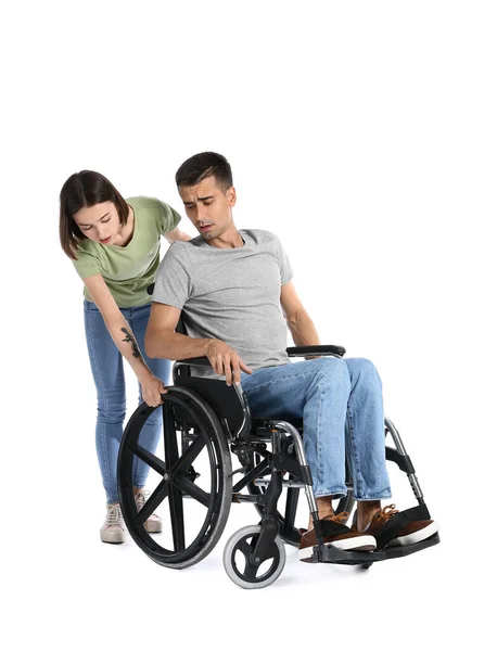 年轻女子和她的丈夫对白色背景的轮椅有意见 — 图库照片
