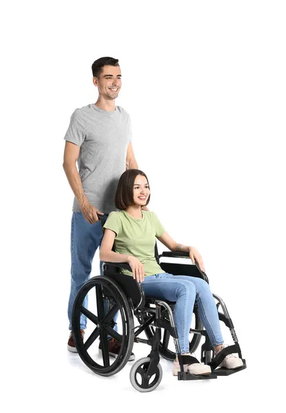 Νεαρή Γυναίκα Αναπηρική Καρέκλα Και Σύζυγός Της Λευκό Φόντο — Φωτογραφία Αρχείου