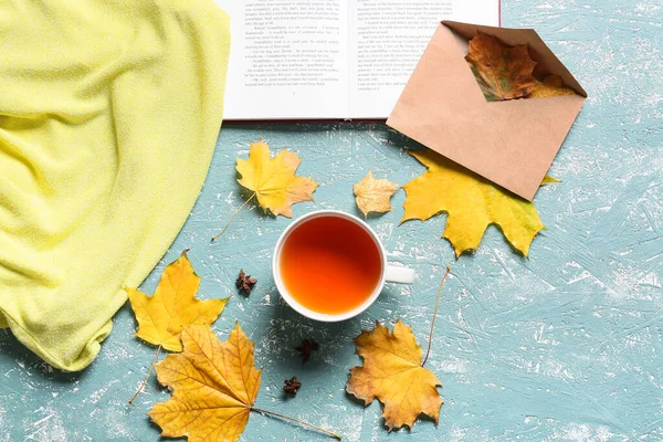 Složení Šálkem Čaje Obálky Podzimních Listí Barevném Pozadí — Stock fotografie