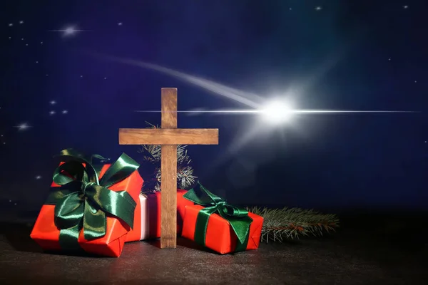 暗い背景の贈り物とのクロス クリスマスストーリーの概念 — ストック写真