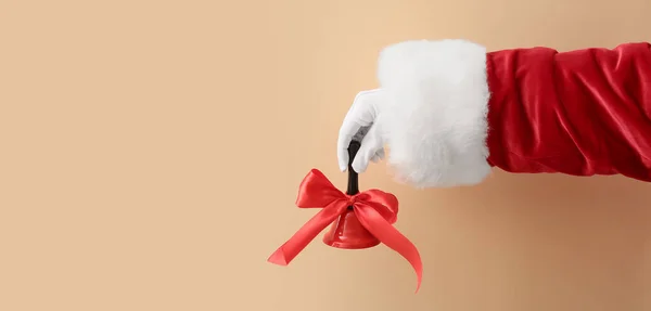 Santa Claus Håller Jul Klocka Färg Bakgrund Med Utrymme För — Stockfoto
